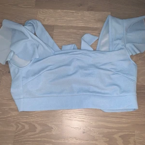 Super fin sommar topp! Str xs - Jätte fin sommar topp från SHEIN! Storleken är lite stor för sin storlek så skulle säga att det är S! Man knyter där bak nästan öppen rygg! Använd 0 gånger (bara testat)  köpare står för frakten! 