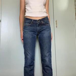 Acne jeans  - Ett par snygga acne jeans köpta second hand på Emmaus. Jeansen saknade knapp när jag köpte dem och därför är knappen dit satt av mig. De är lite korta på mig som är 167 cm men utöver det är de snygga i passformen!