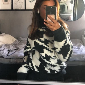 Polotröja - Varm och mysig stickad tröja som är perfekt hösten och vintern, tröjan är oversize och går upp till halsen🧡