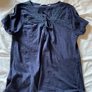 T-shirt med snörning - Jättefin topp som jag gillar jättemycket men som inte kommer till användning hos mig :( storlek M men passar S-L🤎 Frakt tillkommer