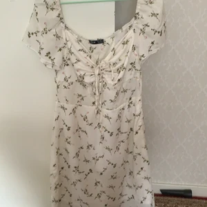 En fin vit klänning  - Den klänningen är jätte fin och är i väldigt bra kvalitet. Den klänningen va lite över mina knän,och jag är 153. 