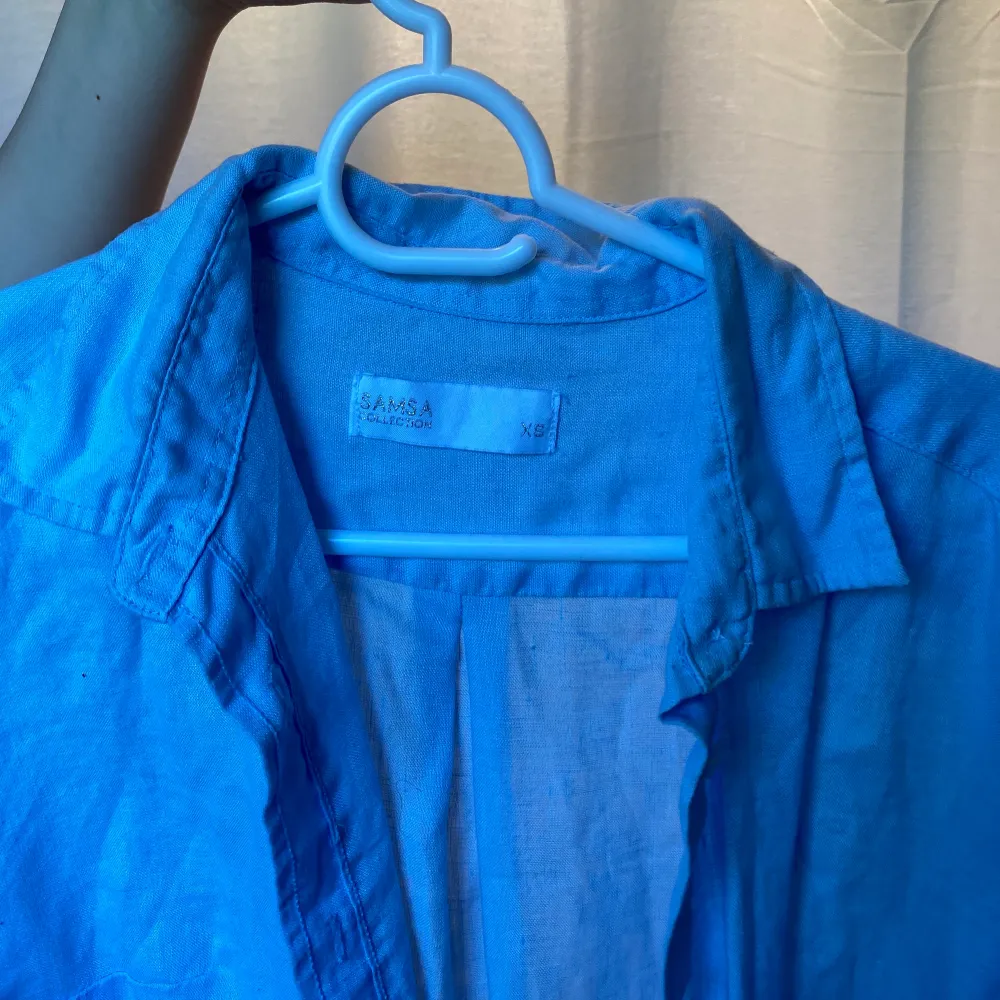 Ljusblå skjorta från Samsa. Storlek XS men sitter som en M. Köpt för 299kr. Super mjukt material. Skriv för mer information eller bilder!☺️. Skjortor.
