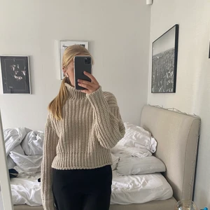 Stickad tröja  - Stickad tröja från hm i väldigt fint skick !! Säljer för 100kr + frakt 💕💕