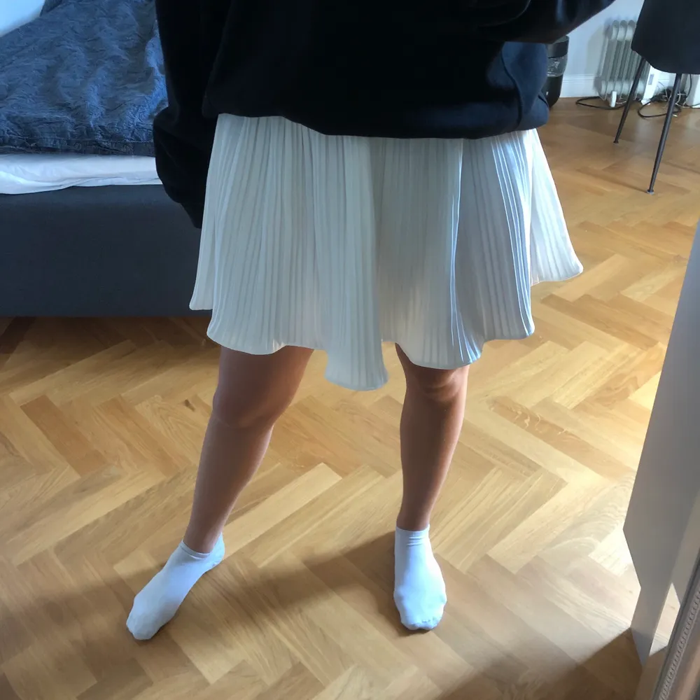 Jättefin vit kjol, endast använd en gång. I storlek 38 men väldigt stretchig i midjan och längden kan därför också justeras beroende på hur högt man har den i midjan. Skriv till mig privat för fler bilder eller om du har några frågor!. Kjolar.