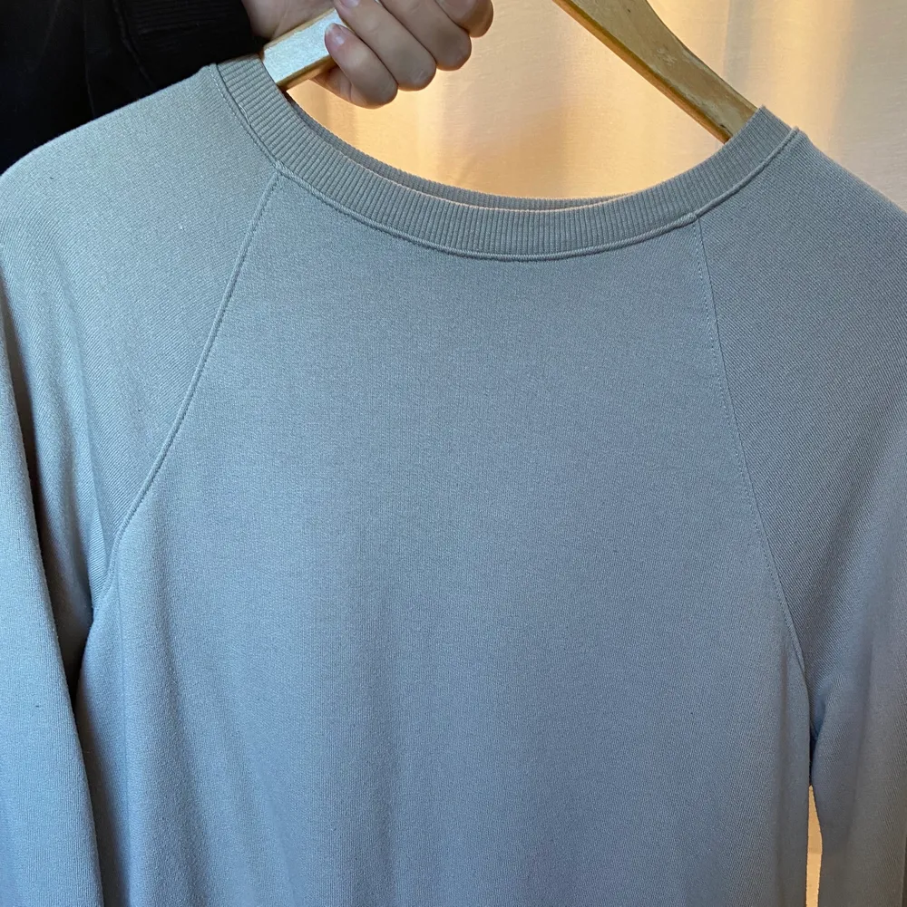 Beige sweatshirt från H&M. Skulle lämna tillbaka då jag råka beställa 2 men hade redan tagit av prislappen, så helt oanvänd! Storlek S, oversized. Köpt för 249kr. Skriv för mer information eller bilder ☺️. Tröjor & Koftor.