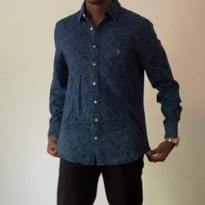 Marinblå skjorta från Gant i storlek M (regular fit) 