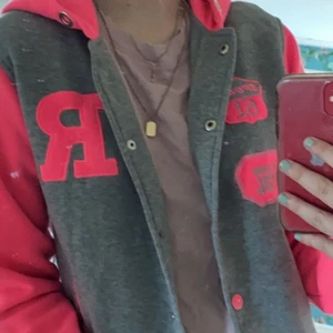 Jacka/kofta - Jacka/kofta som är rosa och grå. Säljer pga den inte kommer till användning. Skönt material. 