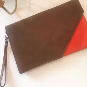 Helt ny! Chic och annorlunda brun/rosa kuvertväska som stängs med magnet.