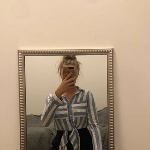 Randig skjorta  - Randig skjorta från H&M🌈 I bra skick, men passar inte längre i axlarna. Buda/pruta/ställ frågor i kommentarerna🌟 