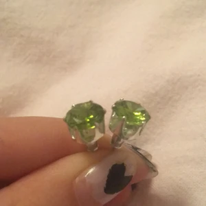 Gröna söta diamantformade örhängen - Gröna fina örhängen köpta från secondhand💕 gratis frakt! 