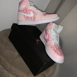 Jordan 1 Custom made - Custom made Jordan 1, helt nya och helt oanvända st 40 men passar mer som 39, köpte det men var för små och kunde inte skicka tillbaka. Köpte de för 2000 och säljer de för 2000.