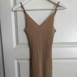 Beige klänning st. XS (HELT NY) - Klänning från H&M. Storlek XS. Väldigt stretchig! HELT NY!