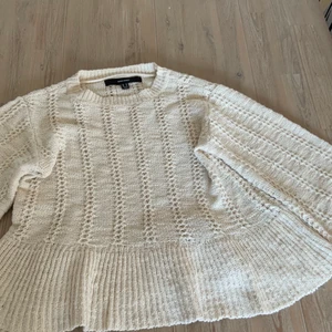 Vero Moda  - Säljer denna gulliga blus ish från asos! Den är i nyskick då jag aldrig använt den tyvärr❤️ (för stor) storleken är XS men skulle mer säga att den är från en större XS till en större S