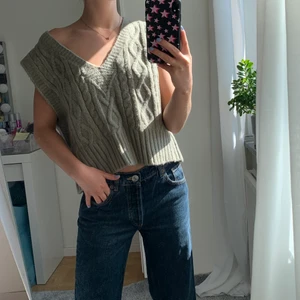 Stickad väst - Säljer denna trendiga gröna väst från Zara som köptes i vintras men tyvärr aldrig blev använd. Den är supermjuk och skön och passar perfekt nu till hösten☺️🙌🏼 Den är i storlek S men passar även mig som oftast är en XS.