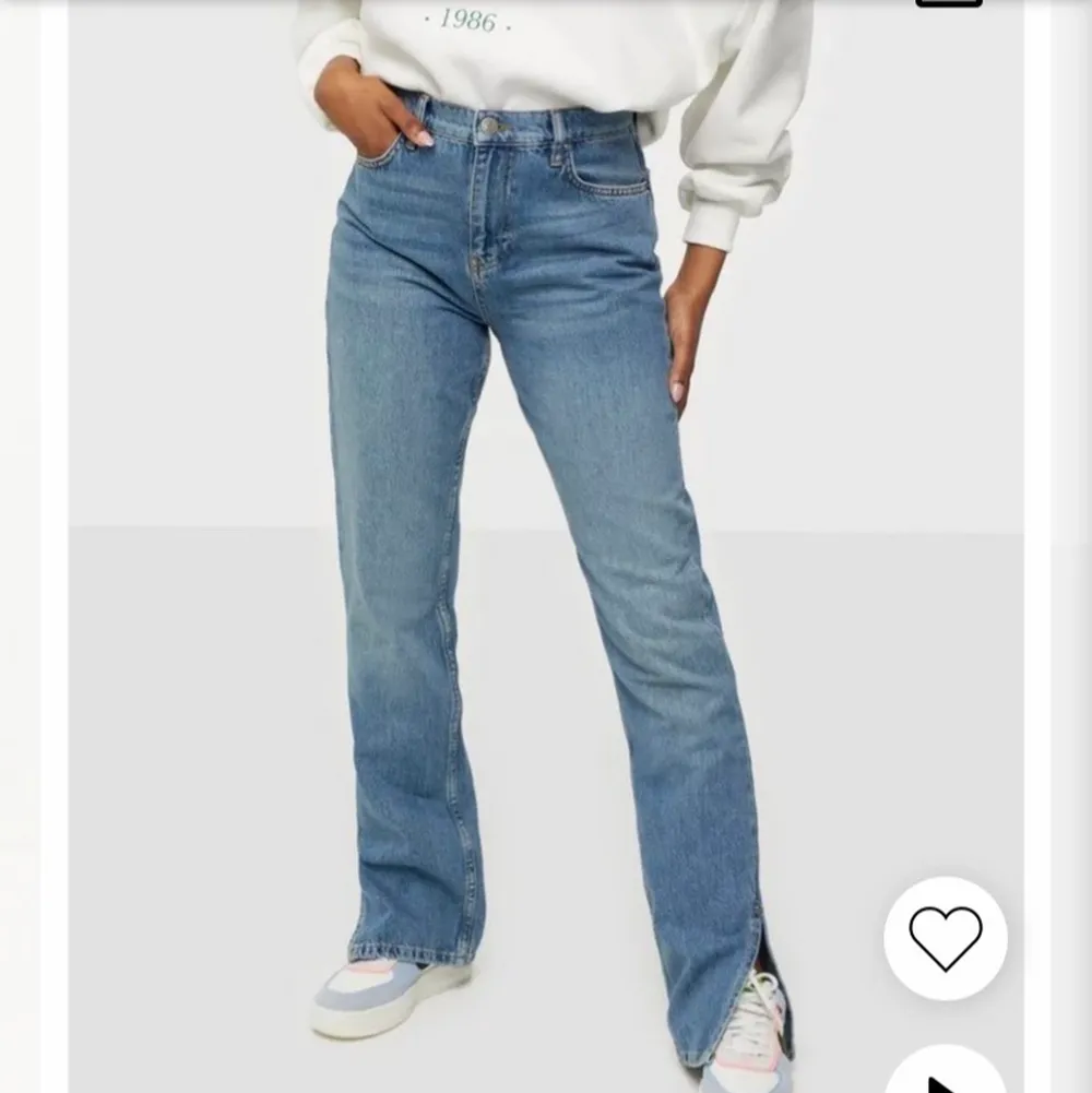superfina jeans från Nelly, helt nya och endast testade men tyvärr har jag tagit av prislappen, nypris 499 men tyvärr för stora för mig. Jeans & Byxor.