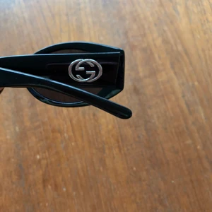 Vintage Gucci solglasögon  - Vintage Gucci solglasögon. Mycket bra skick. Kan skickas spårbart, köparen står för frakten. Original fodral medföljer. 