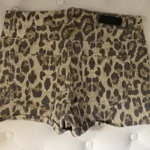 Leopard mönstrade jeansshorts från pieces, köpt för några år sen, men endast använt ett fåtal gånger.