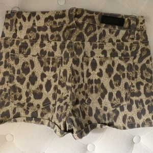 Jeans shorts  - Leopard mönstrade jeansshorts från pieces, köpt för några år sen, men endast använt ett fåtal gånger.