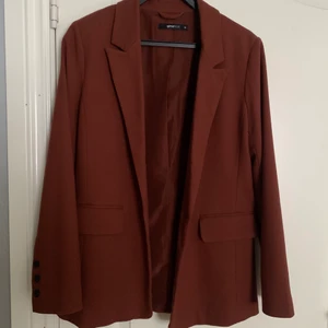 Blazer  - Super snygg röd/brun blazer som är Såå snygg nu till hösten, knappt använd och i nyskick😍