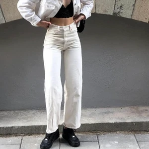 RIBCAGE WIDE LEG Levi’s - Jag väljer att sälja dem här eftersom dem inte är min smak längre. Jag är ca 172 cm lång och enligt min smak är dem lite korta,dem sitter perfekt i midjan. Köparen står för frakten 
