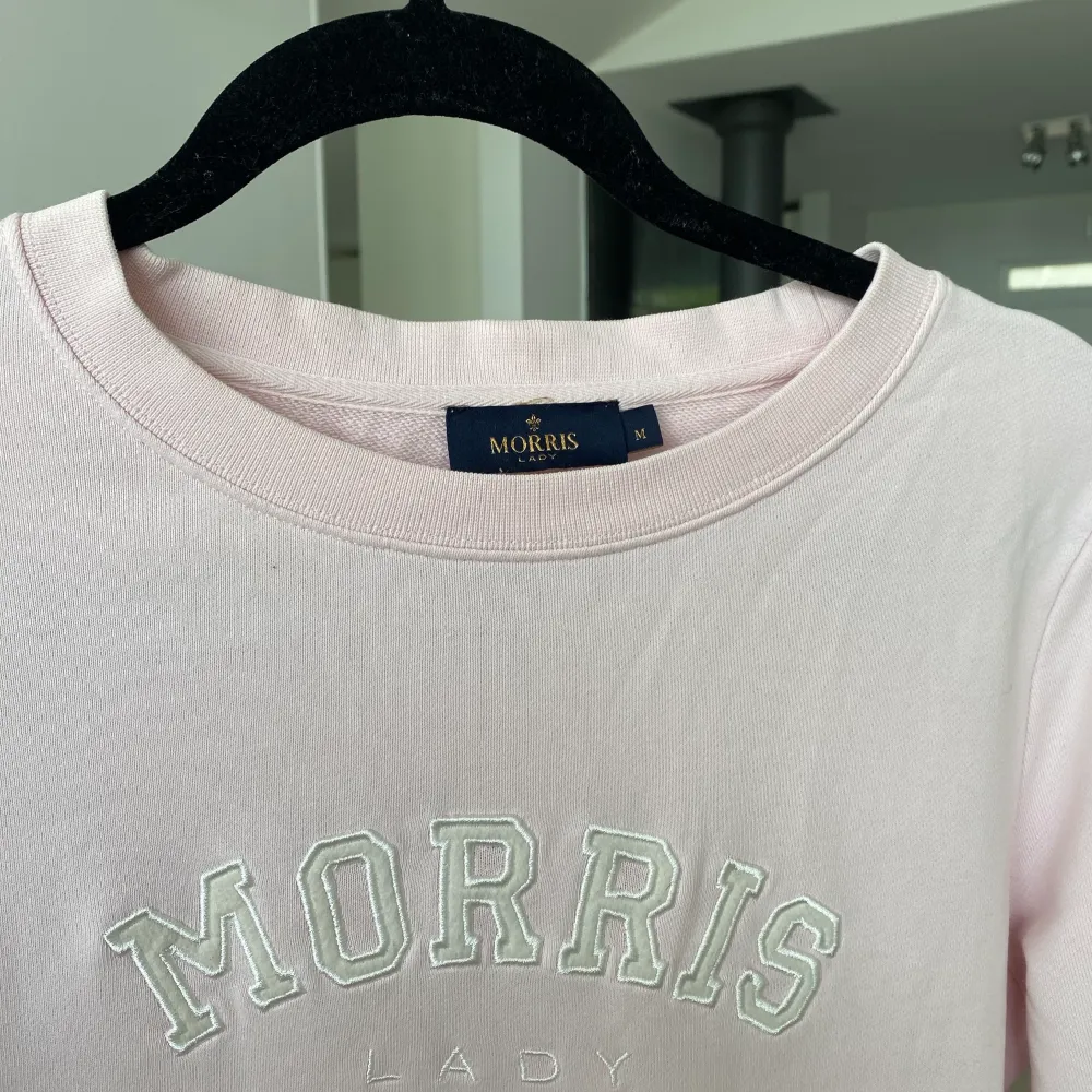 Ljusrosa sweatshirt från Morris i väldigt bra skick. Nypris va runt 1000 kr. Storlek M. Tröjor & Koftor.