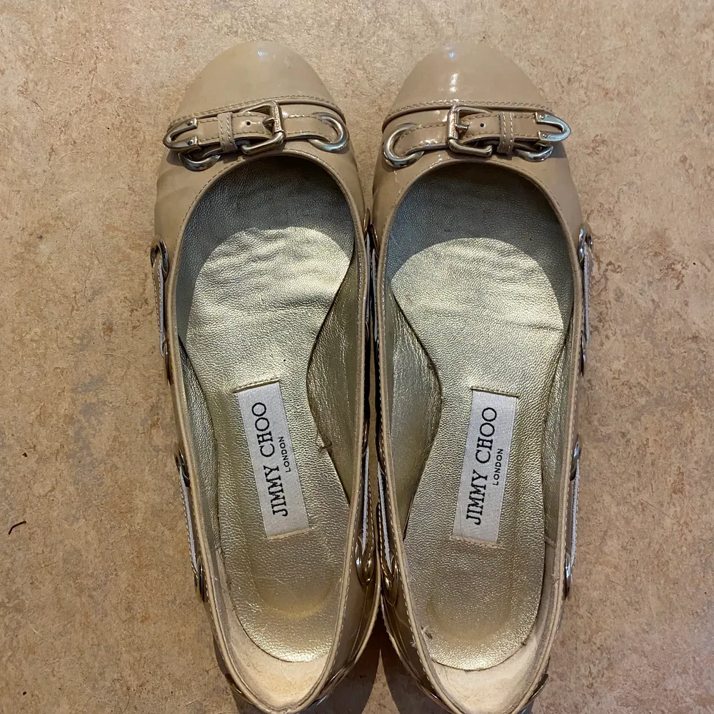 Jimmy Choo ballerina. I’m selling because I injured my knee and I can’t use this type of shoes anymore.. Skor.