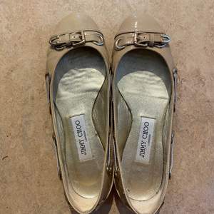 Jimmy Choo ballerina. I’m selling because I injured my knee and I can’t use this type of shoes anymore.