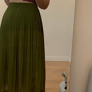 Midikjol  - Midikjol från monki, köpt second hand men i jättefint skick!