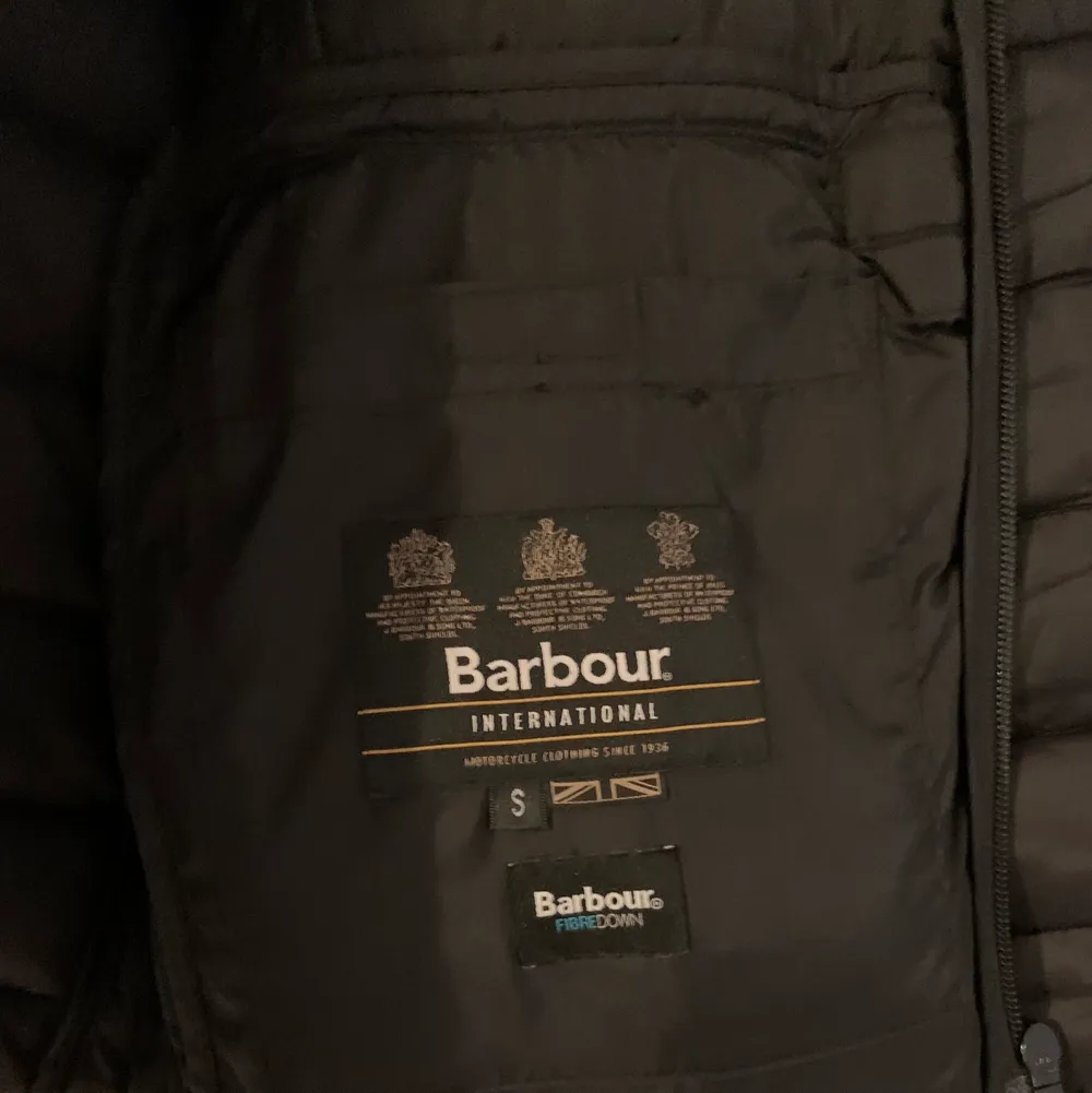 Barbour jacka i storlek S. Använd endast 1 vinter. Nypris 2500. Köparen står för frakten. . Jackor.