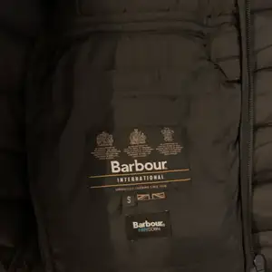 Barbour jacka i storlek S. Använd endast 1 vinter. Nypris 2500. Köparen står för frakten. 