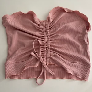 topp - babyrosa topp från shein, aldrig använd. storlek xs-s. passar inte ritkigt mig pga för stor vid bysten.