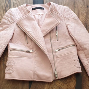 Jacka - Stl. M. Sparsamt använd.