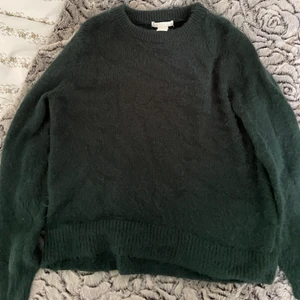 Hm tröja - Super mysig tröja från hm i fin grön färg, passar perfekt med en skjorta eller vit T-shirt under nu till hösten❤️ skriv för fler bilder osv