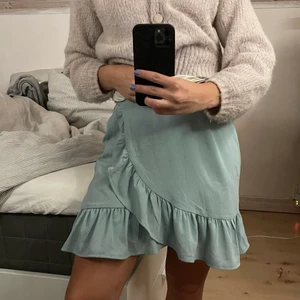 Omlott kjol  - Super fin mintgröna/turkos omlott kjol som har resår i midjan🥰 Kanon bra skick, använd ca 5 gånger. Säljer pga att jag tror någon annan kan ha mer användningen för den🥰☺️