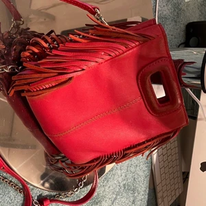 Maje väska - Säljer denna snygga röda maje väskan som jag köpte i New York i maje butiken! Nypris 2500kr. Skriv till mig om ni har några frågor💞💞