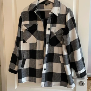 Skjortjacka  - Skjortjacka från hm. Storlek m. Lite oversized. Säljer för 150kr+66kr frakt