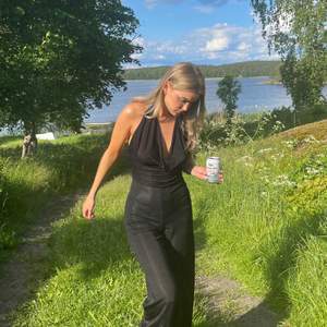 Glittrig svart Jumpsuit från Ginatricot, perfekt för utekvällar. Använd ett par gånger.