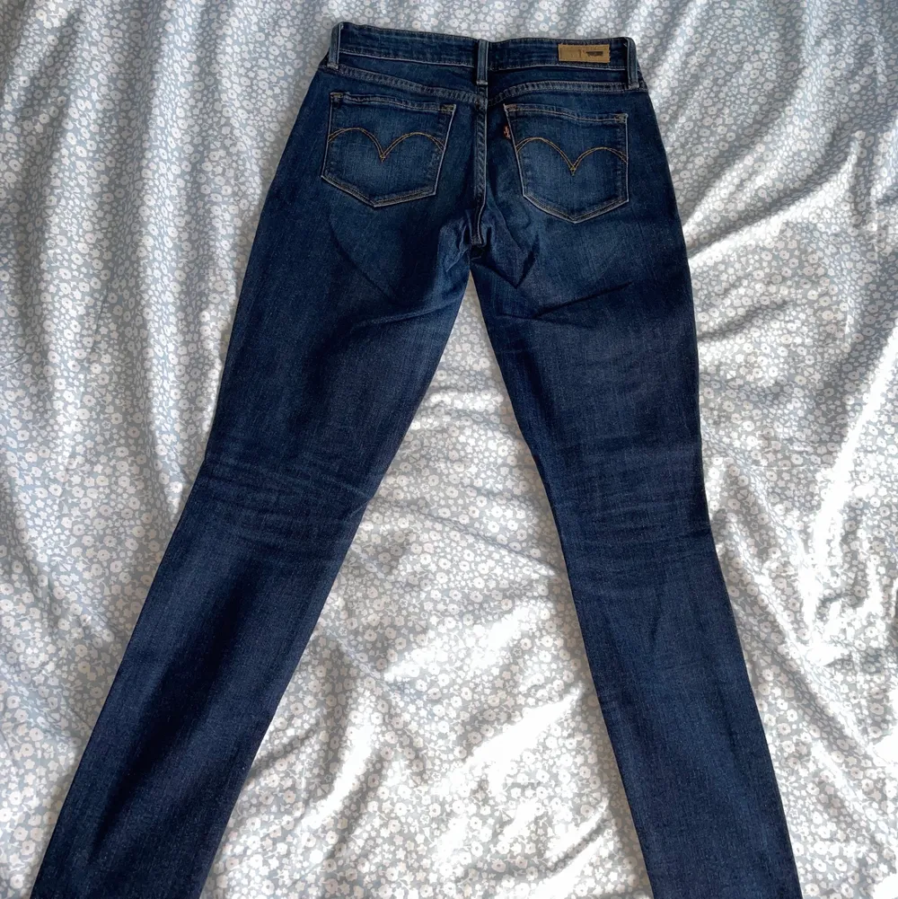Superfina mörkblåa Levi’s midrise skinny jeans i storlek w 24, i väldigt bra skick. . Jeans & Byxor.