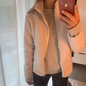 Teddyjacka/pilejacka  - Säljer denna Teddy/pile jacka från h&m som va så trendig och blev slutsåld förra året!! Den är perfekt till hösten och så mysig🥰 den är från barnavdelningen och i storlek 158/164 men passar mig som är en vuxen S perfekt!