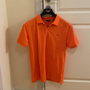 Gant pike - En neonorsnge gant pike med långa ärmar och lite oversized aldrig använd