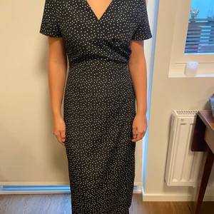 Prickig klänning - Jättefin klänning! Bra att ha i garderoben! Funkar på sommaren men även bra när de blir lite kallare med ett par tights under eller öppen över ett par byxor och en topp! 