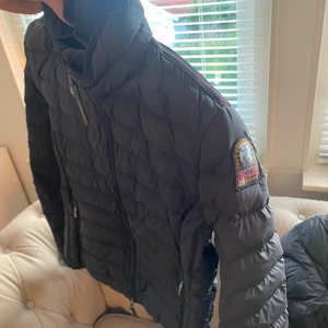 Parajumers Dunjacka Dam - Storlek: S, jättefint skick, prislapp finns kvar, nypris: 3699kr💕 Den värmer bra så perfekt nu till hösten! Köparen står för frakt 