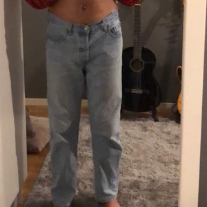 Ljusblåa Levi’s 501. W28 L28 - Byxorna är i bra skick och är köpte för ungefär 2 månader sedan. 