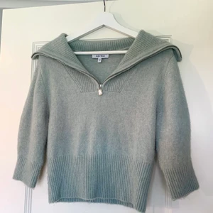 &OtherStories kofta - Säljer min superfina mintgrön/gråa kofta med pärldetalj. Supermysig men mycket sparsamt använd! Därav det väldigt fina skicket. 🤍