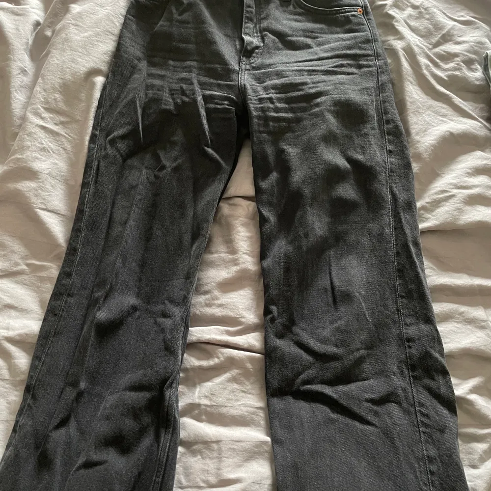 Yoko svarta monki jeans, tvättade ett par gånger då dem börjar tappa färgen tyvärr, säljer för 120kr + frakt💕. Jeans & Byxor.