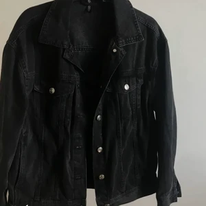 Svart jeansjacka - Oanvänd svart jeansjacka. Rensar garderoben och pris kan diskuteras