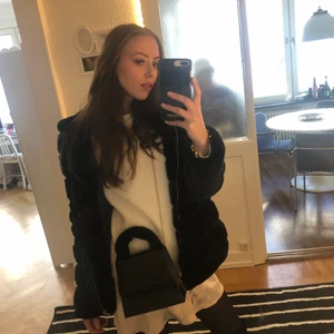 Mysig fake faux jacka med guldkedja M  - Mysig fakefur jacka med guldkedja M 