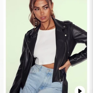 Skinnjacka nelly - skinnjacka från nelly, Jackan kommer tyvärr inte till användning då den inte sitter som jag vill! Den är aldrig använd!! Storlek 40 men är liten i storleken. Skulle säga att den mer än en 36/38💗 Köparen står för frakt