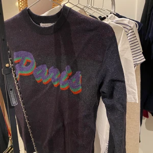 Other stories tröja - Skitcool other stories tröja. Paris motiv. Hela tröja glittrar⚡️⚡️ som man kan se på bilderna. Frakten tillkommer 