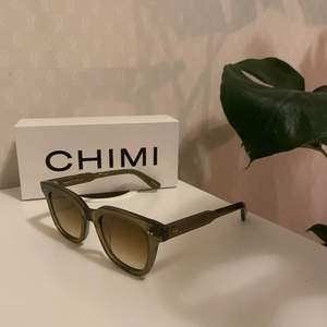 Ett par gröna chimi 04 solglasögon i nyskick och endast använda en gång! Frakt tillkommer💖 köpta för 1099kr 